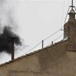 LA ESPERA CONTINÚA: FUMATA NEGRA EN EL CÓNCLAVE DEL VATICANO