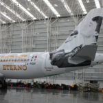 Juan Gabriel “despega” de nuevo: Viva presenta un segundo avión con su imagen y la leyenda “Eterno”