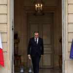 Dimite el primer ministro de Francia; Macron lo retiene 48 horas