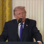 Trump amenaza con desplegar agentes del ICE en aeropuertos por bloqueo presupuestario