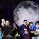 Inaugura Brugada festival de luces FILUX con réplica gigante de la Luna en Reforma