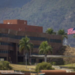 EE.UU. reabre su embajada en Caracas tras siete años; Maduro envía mensaje desde prisión en Brooklyn