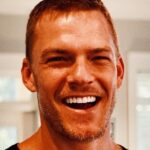 Denuncian agresión física del actor Alan Ritchson contra un vecino en Nashville