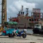 Buques con petróleo ruso desvían ruta lejos de Cuba tras nuevas sanciones de EE.UU.