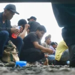Rescatan a 250 migrantes hacinados en tráiler en corralón de Xalapa