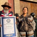 Familiares de desaparecidos entregan réplica de récord Guinness a la presidencia para exigir audiencia