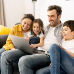 La felicidad no (siempre) está en las redes sociales: Reporte Mundial de la Felicidad 2026