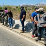 Pobladores de Petatlán retienen a ocho marinos y bloquean carretera por presunta agresión
