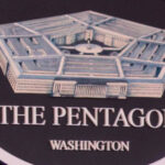 Irán cierra Ormuz y Trump amenaza con ataques mientras retoman negociaciones