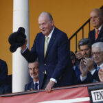 Juan Carlos I ovacionado en Sevilla y familia real británica se reúne en misa de Pascua