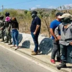 Habitantes de Petatlán retienen a ocho marinos tras presunta agresión a dos jóvenes