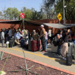 Maestros de la CNTE toman aeropuerto de Oaxaca y cierran instalaciones de Pemex