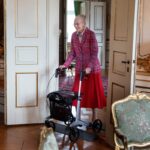Reina Margarita de Dinamarca aparece en público con andador tras ingresos hospitalarios