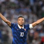 Francia vence 3-0 a Irak con doblete de Mbappé en partido suspendido por tormenta