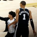 NBA veta de por vida a aficionado y acompañante por invadir cancha para selfie con Wembanyama