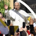León XIV visita la tumba de San Agustín en Pavía y llama a ser constructores de paz