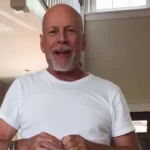 Bruce Willis reaparece en video cantando por el cumpleaños 50 de su esposa