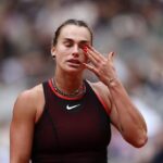 Sabalenka, número uno, es eliminada en Roland Garros tras perder diez juegos seguidos