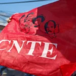 CNTE libera casetas tras paro y se reúne con Gobernación; inician reparación de esculturas vandalizadas