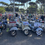 Miles de aficionados celebran el 80 aniversario de la Vespa en Roma con presencia internacional