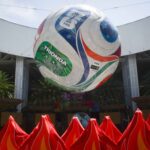 Activistas de Greenpeace protestan en AICM exigiendo políticas climáticas ante el Mundial 2026