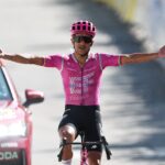 Richard Carapaz gana una etapa del Tour de Francia con ataque en el final