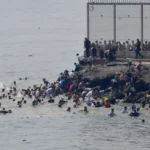 España moviliza al Ejército en Ceuta y cierra la frontera con Melilla tras la crisis migratoria