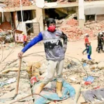 Damnificados hurgan en escombros de La Guaira tras terremoto que dejó más de 3,600 muertos