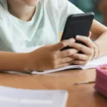 Propone diputado de Morena regular uso de celulares en escuelas de educación básica