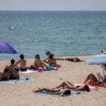 Expertos explican por qué la playa cansa aunque se esté quieto: el cuerpo trabaja para regular la temperatura