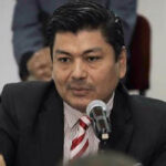 Columna critica al gobierno de Morena por paternalismo y control de medios