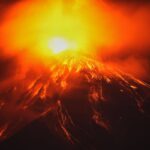 Erupción del Volcán de Fuego en Guatemala obliga a evacuar a 659 personas y mantiene alerta anaranjada