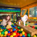 Publican artículo sobre adaptar la vida social a la de los hijos