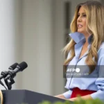 Melania Trump bromea sobre su ausencia en su primera aparición pública en un mes